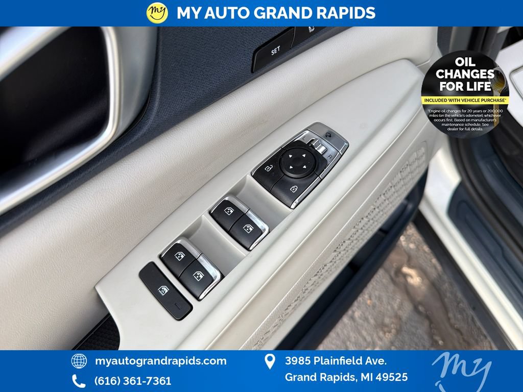 Used 2025 Kia Carnival EX FWD image 11