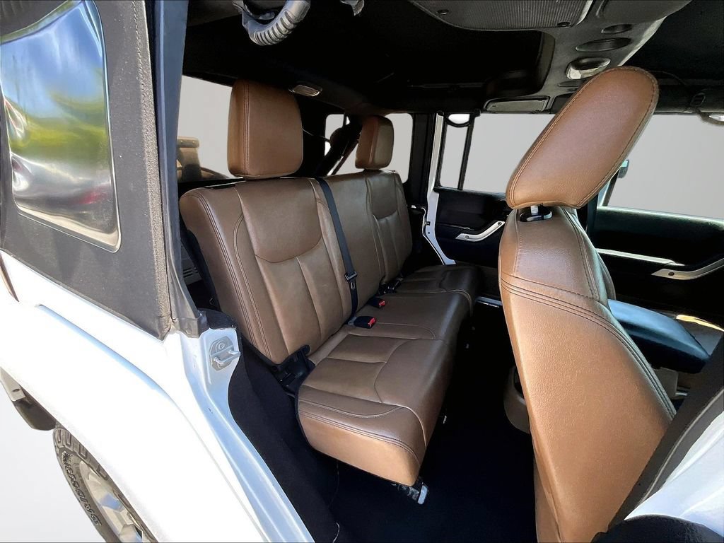 Used 2015 Jeep Wrangler Unlimited Sahara w/ Connectivity Group AWD/4WD image 28
