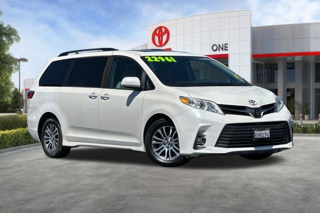 Used 2018 Toyota Sienna XLE FWD image 2