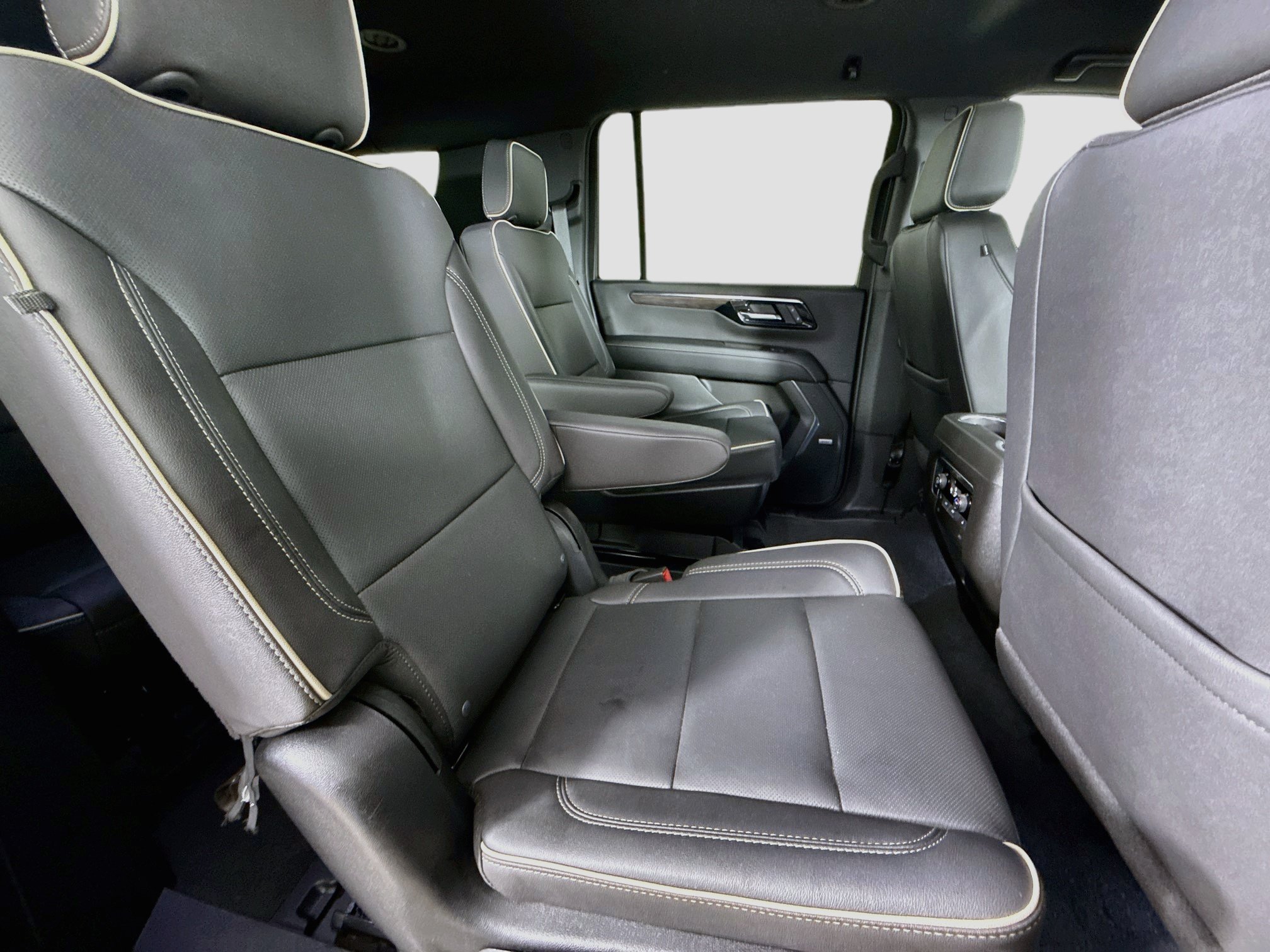 Used 2025 Chevrolet Suburban Premier AWD/4WD image 30