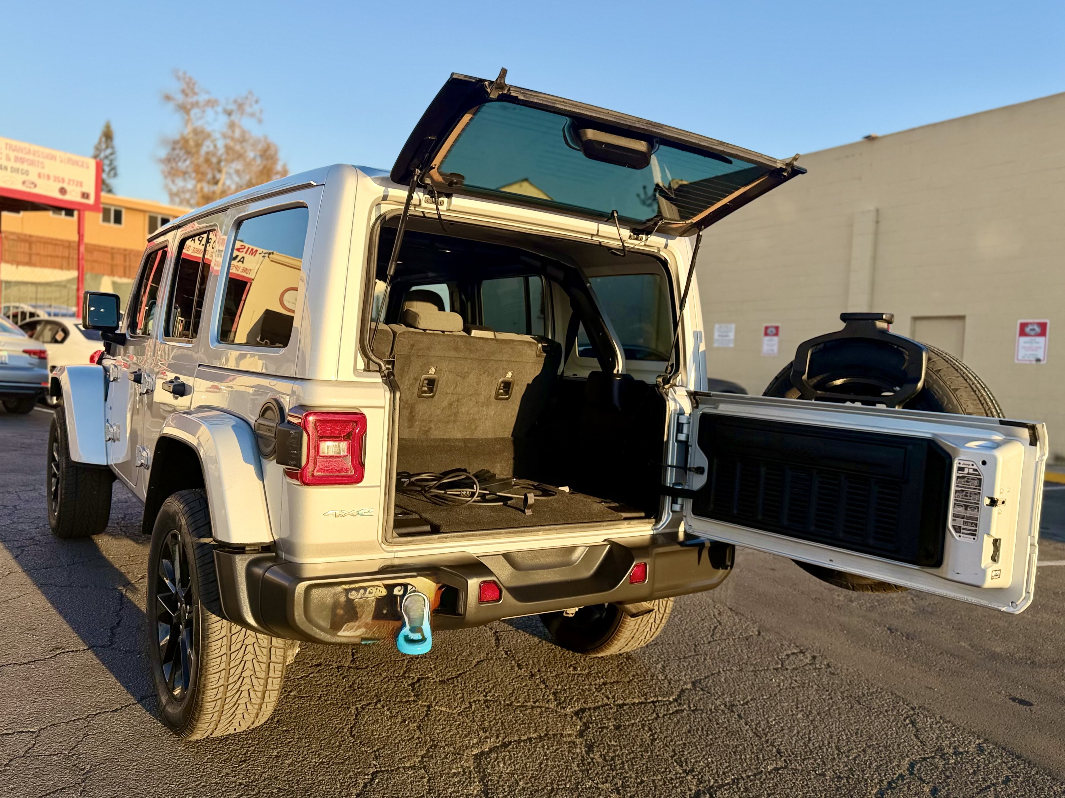 Used 2024 Jeep Wrangler Unlimited Sahara AWD/4WD image 19