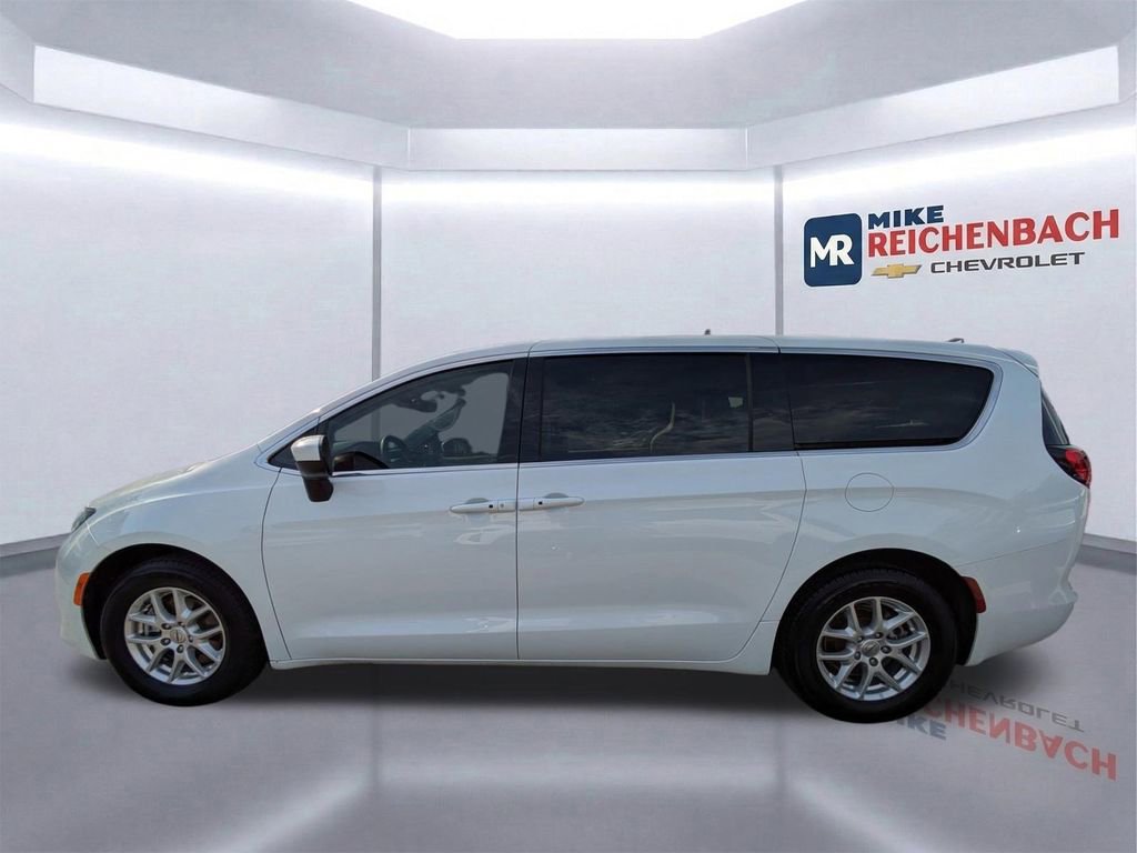 Used 2023 Chrysler Voyager LX image 7