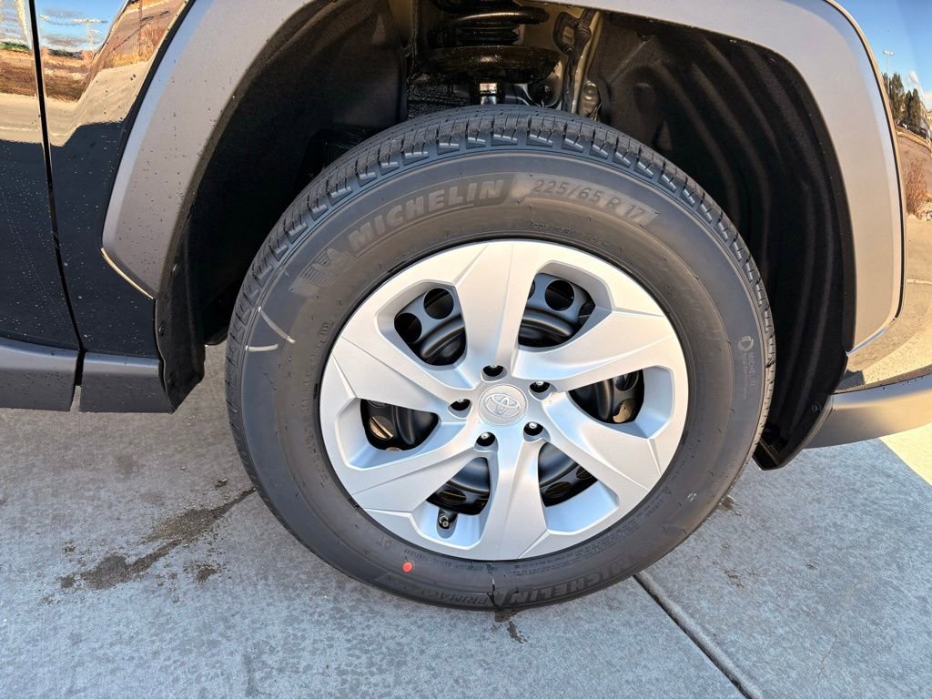 Used 2025 Toyota RAV4 LE image 31