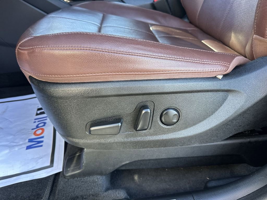 Used 2024 Kia Telluride EX w/ EX Captain's Chair Package image 12