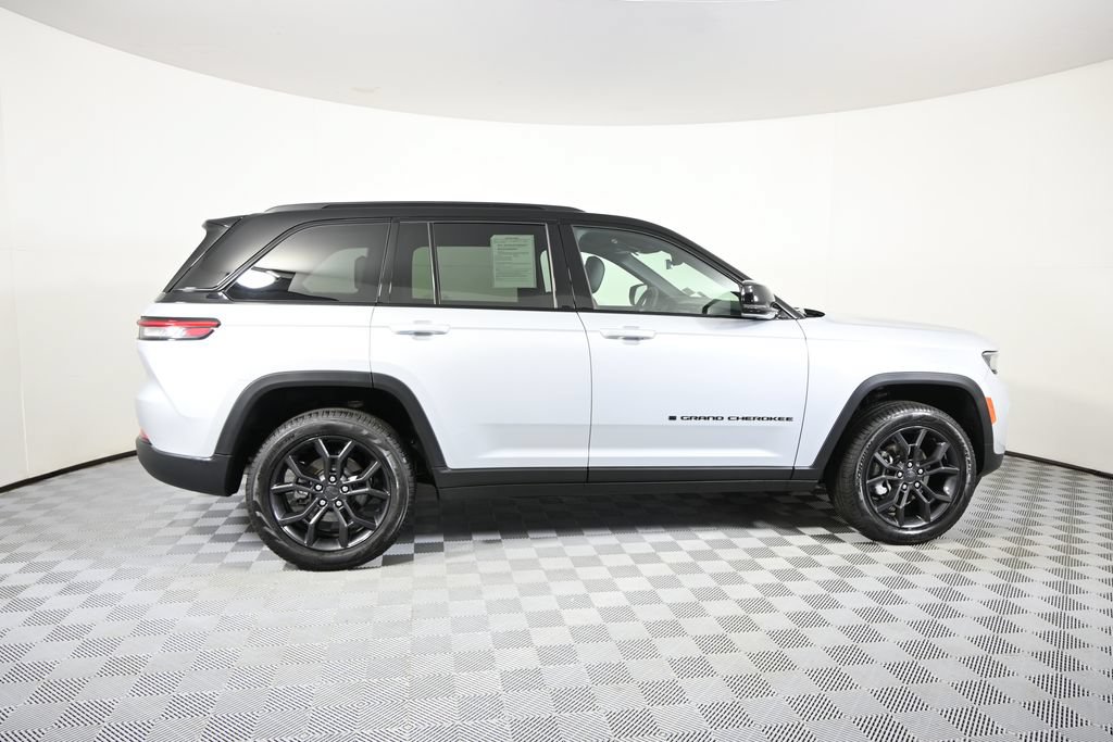 Used 2025 Jeep Grand Cherokee Limited w/ Trailer Tow Package AWD/4WD image 7