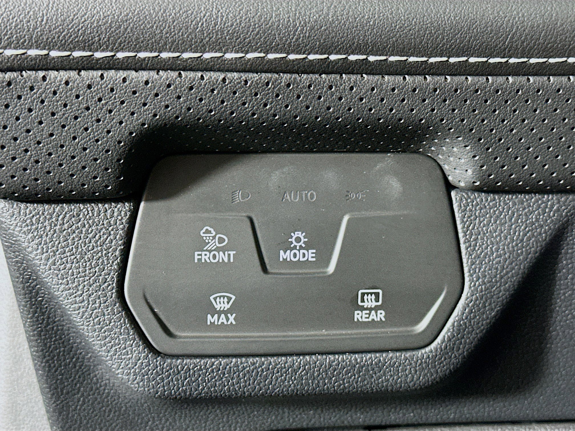 Used 2025 Volkswagen Atlas SE image 17