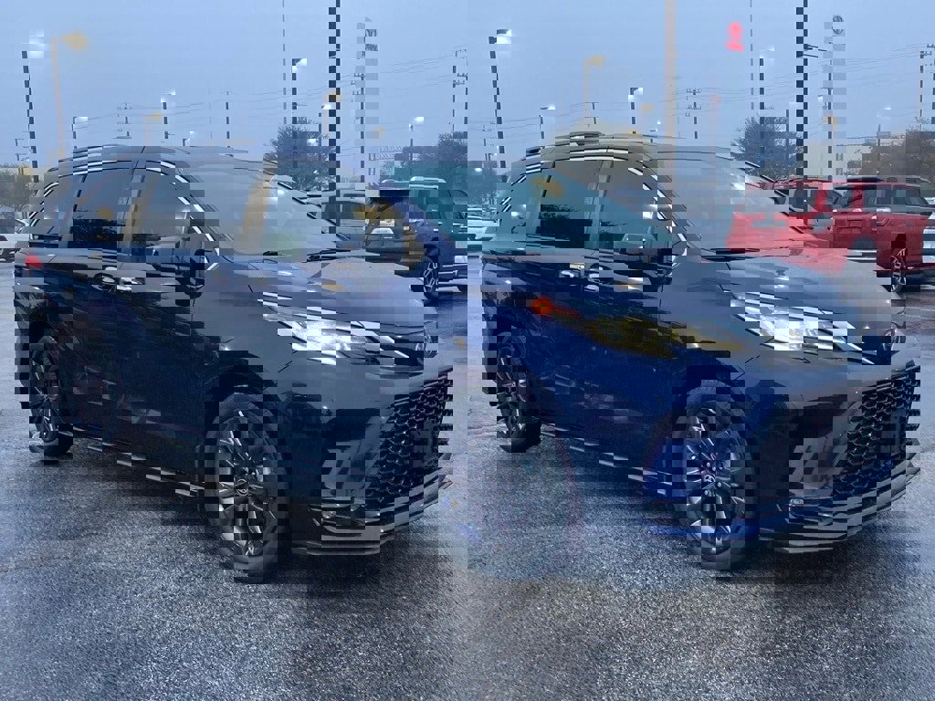 Certified 2022 Toyota Sienna XSE image 3