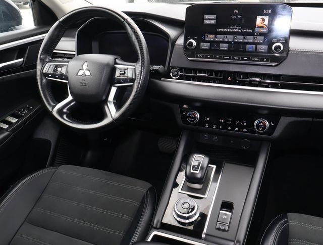 Used 2024 Mitsubishi Outlander SE Black Edition FWD image 9