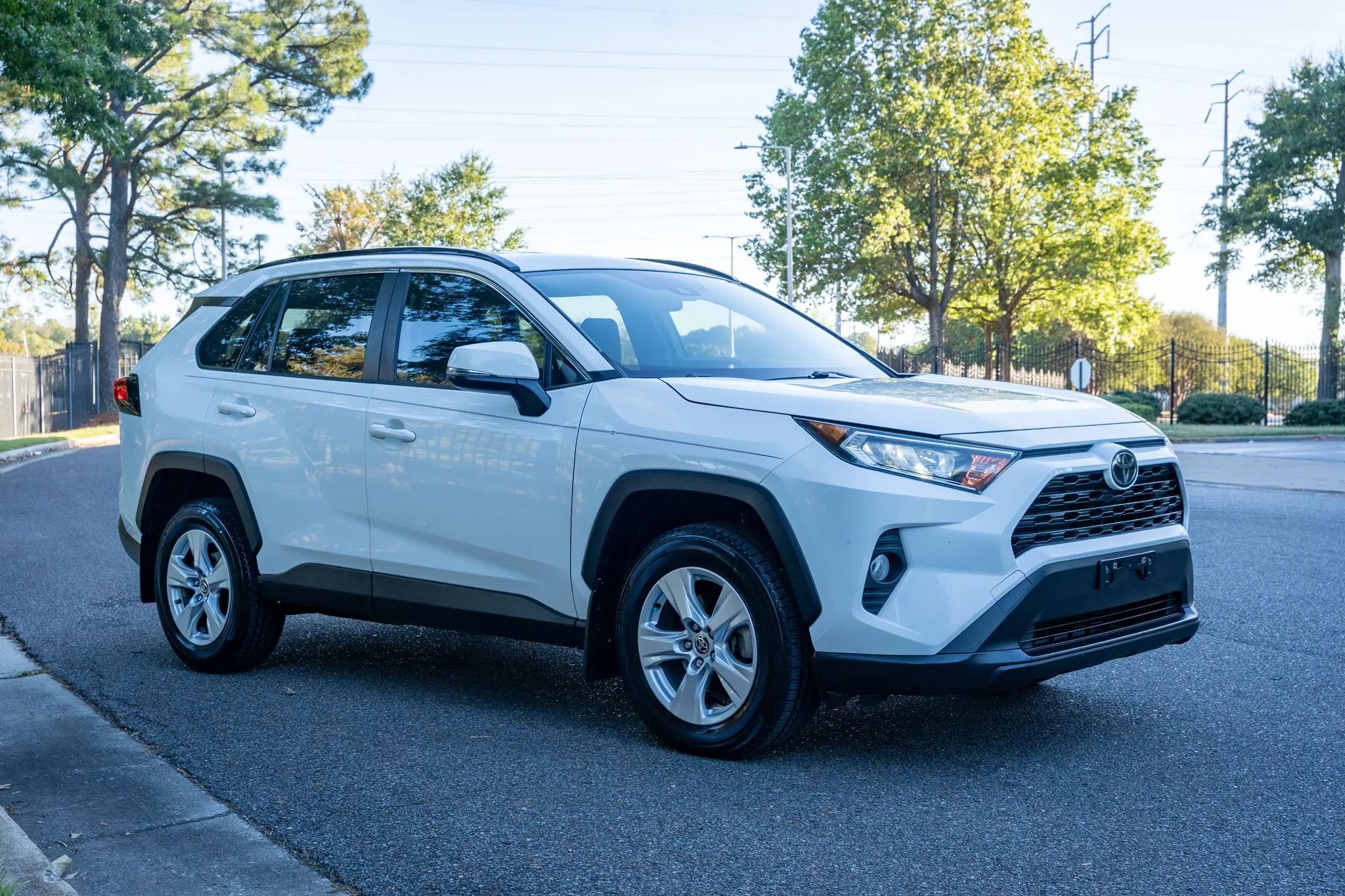 Used 2020 Toyota RAV4 XLE FWD image 4