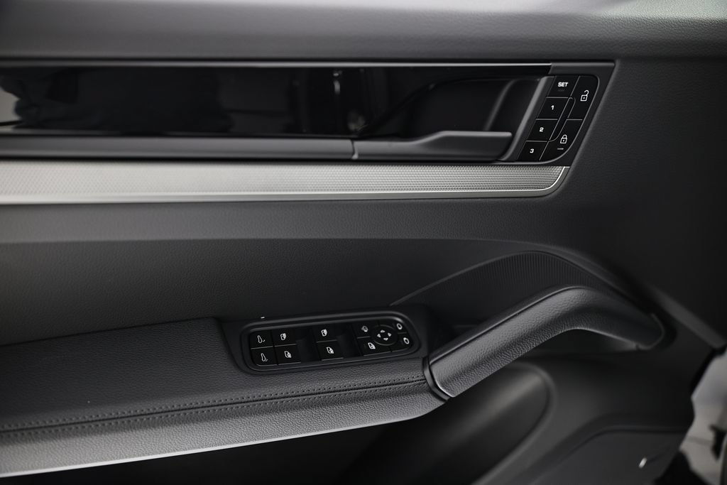 New 2026 Porsche Cayenne Coupe AWD/4WD image 17