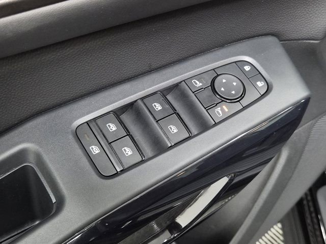 Used 2025 Nissan Pathfinder SV w/ SV Premium Package image 19