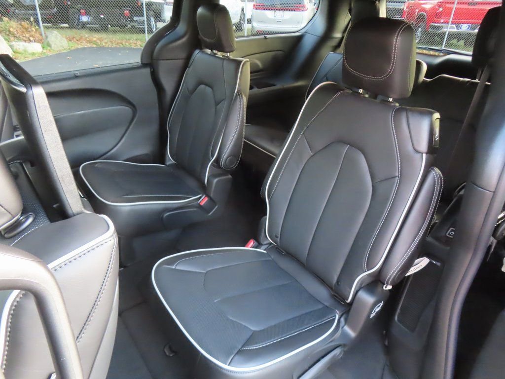 New 2026 Chrysler Pacifica Limited w/ S Appearance Package image 26