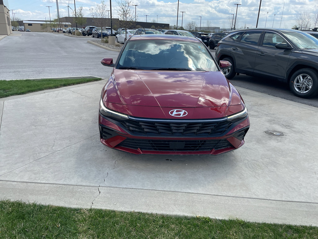 Certified 2025 Hyundai Elantra Limited FWD image 8