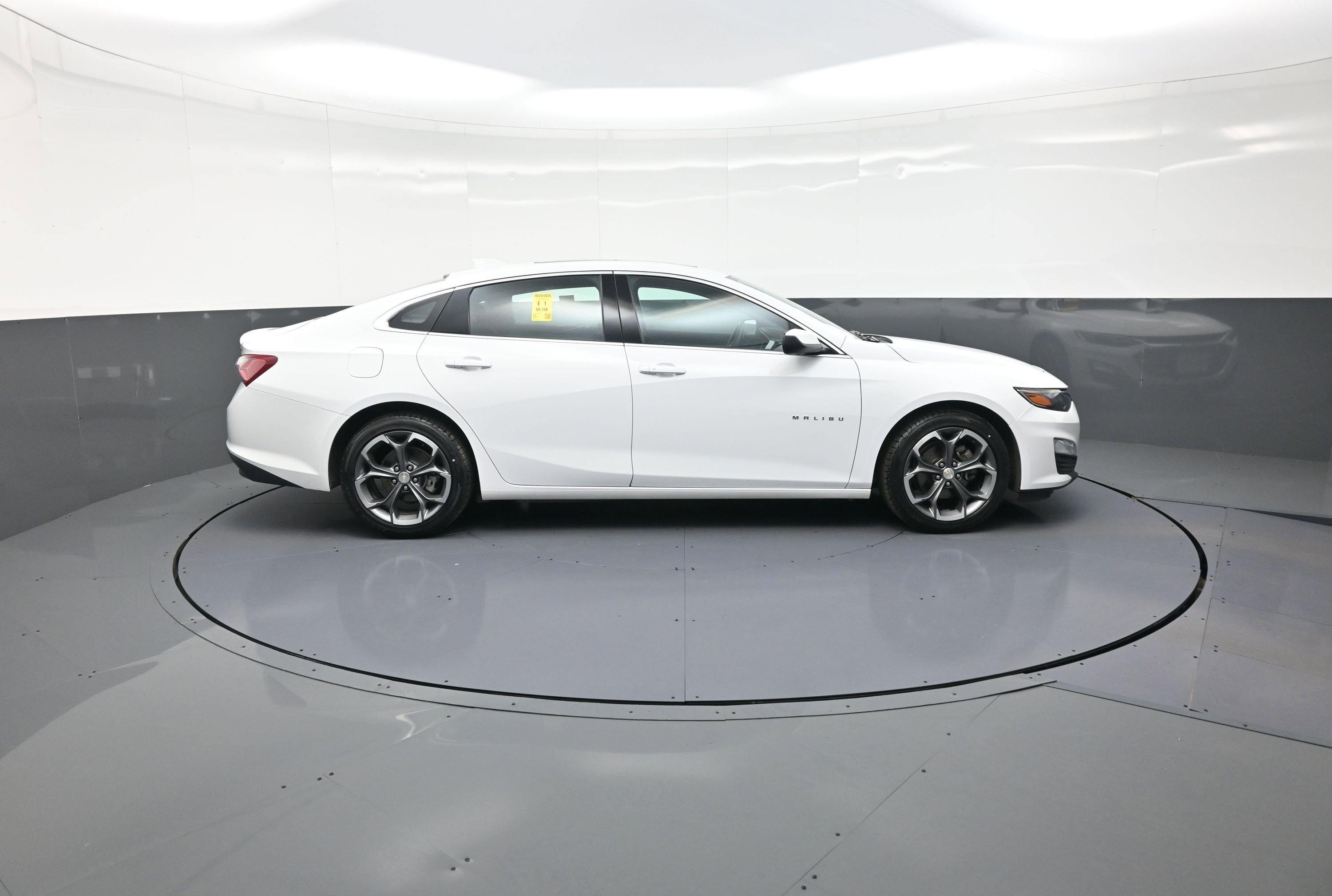 Used 2022 Chevrolet Malibu LT image 2