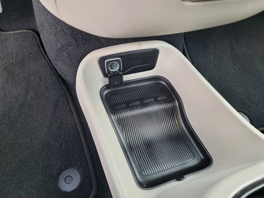 Used 2024 Chrysler Pacifica Select image 19