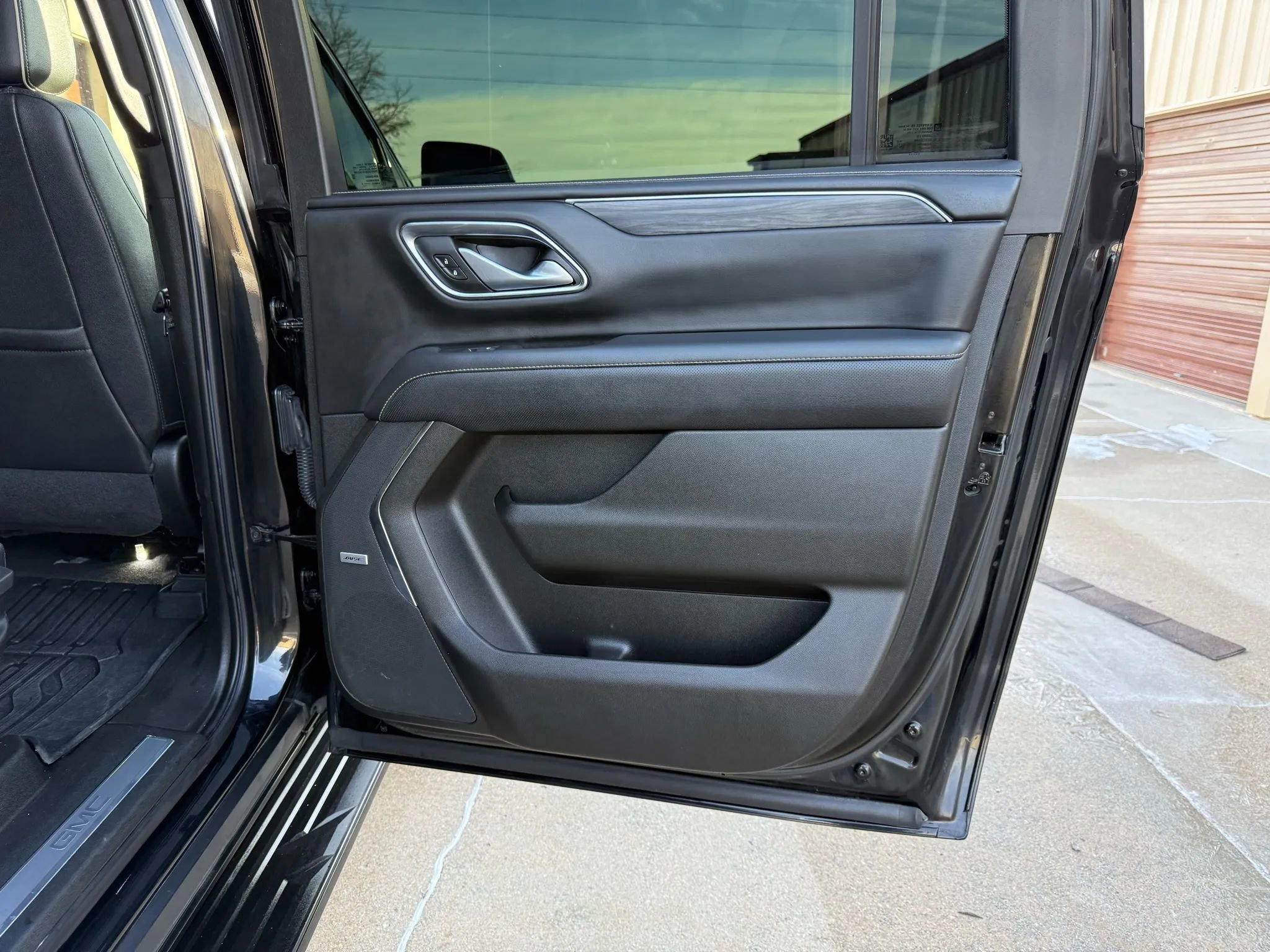 Used 2022 GMC Yukon XL SLT w/ SLT Luxury Package image 9