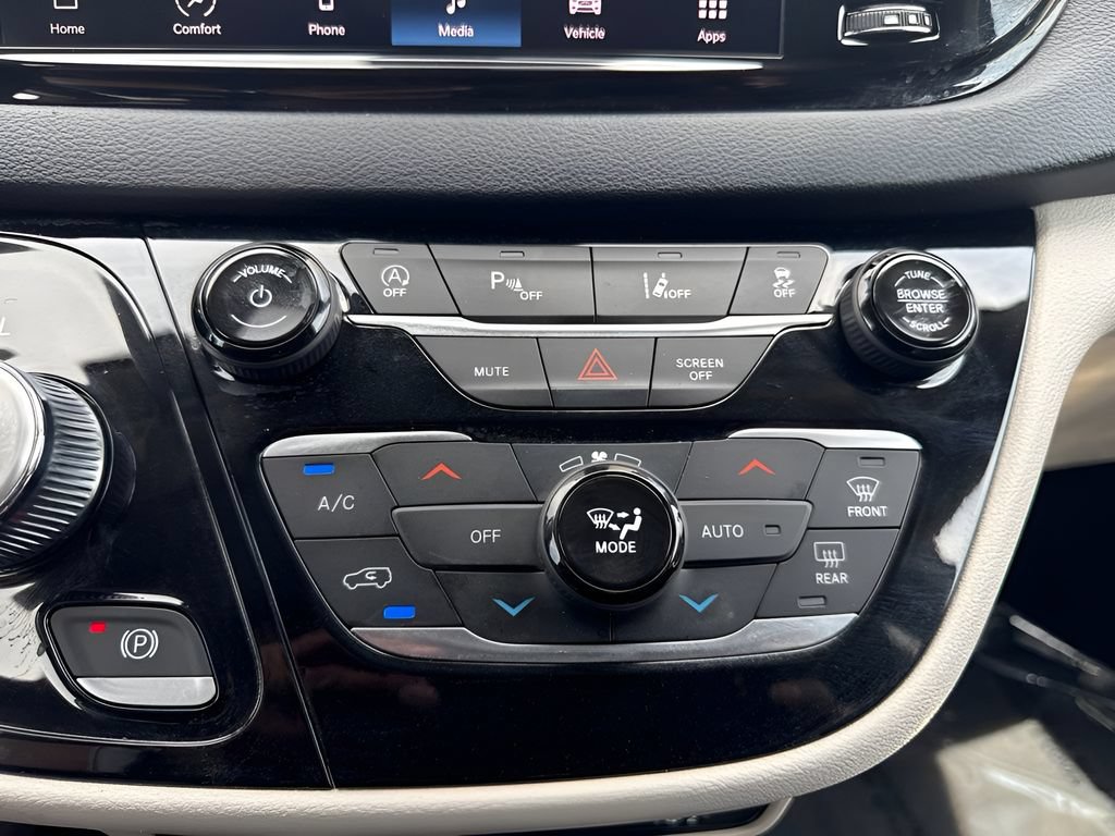 Used 2023 Chrysler Pacifica Touring-L FWD image 19
