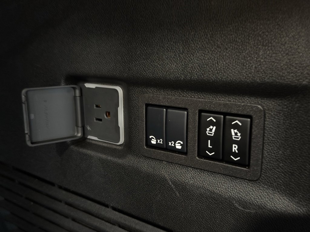 Used 2024 GMC Yukon XL Denali image 25