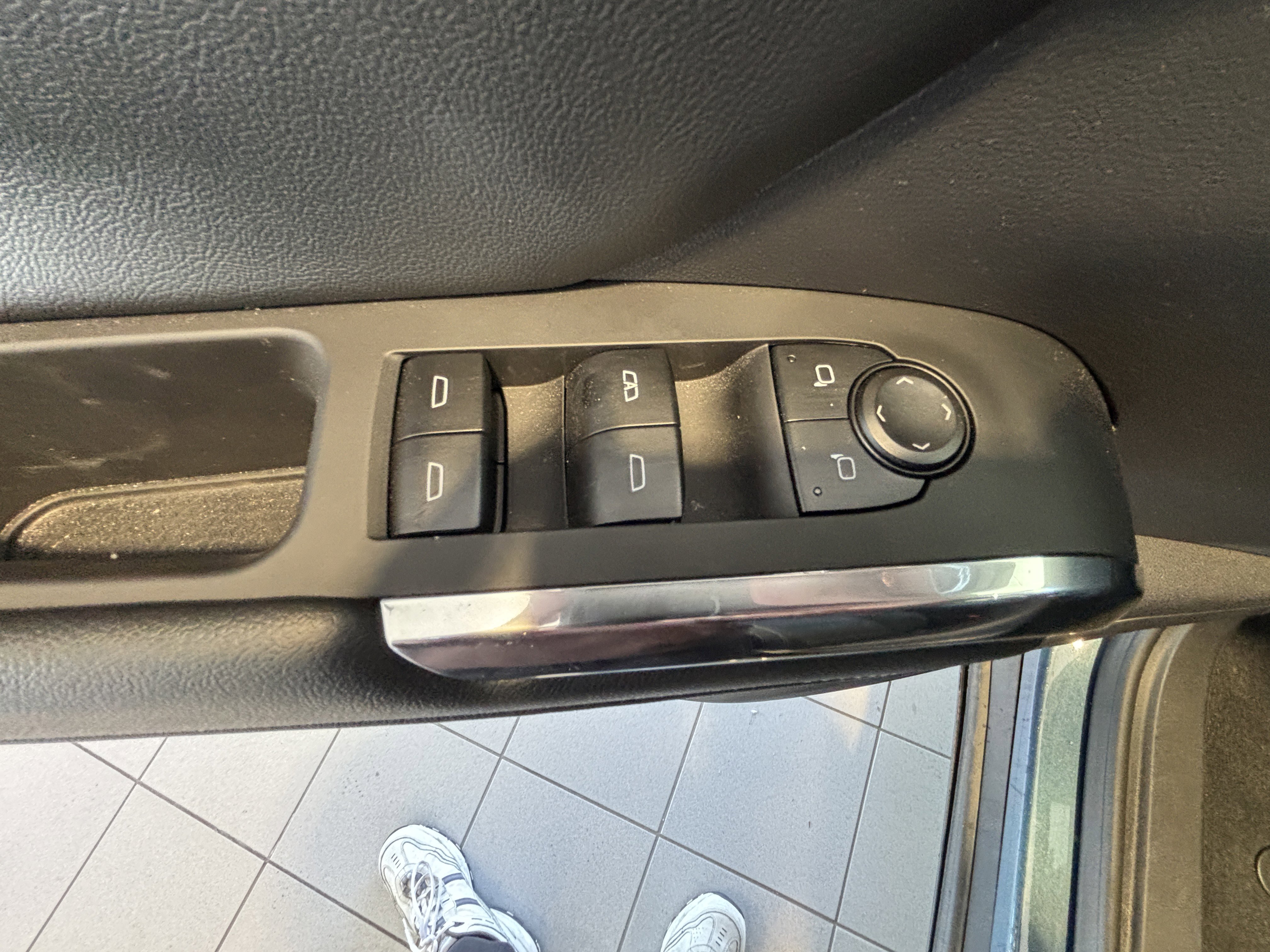 Used 2025 Chevrolet Traverse LT w/ Sun and Wheel Package image 8