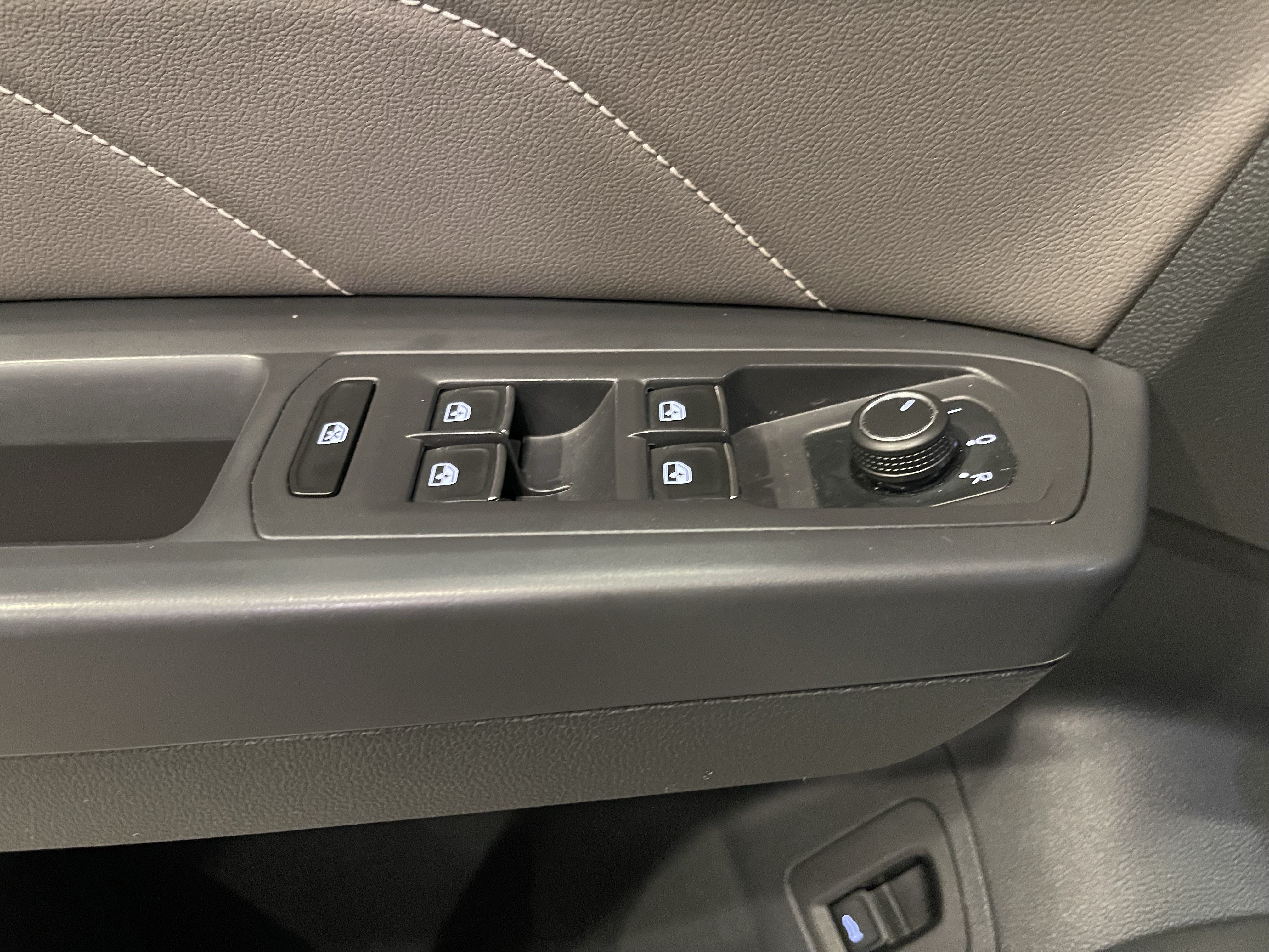 Used 2021 Volkswagen Atlas Cross Sport SEL AWD/4WD image 11