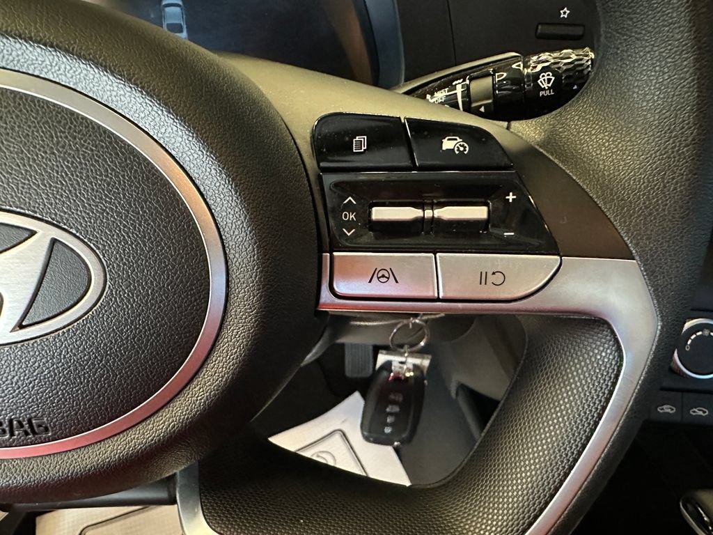 Used 2025 Hyundai Elantra SE FWD image 12