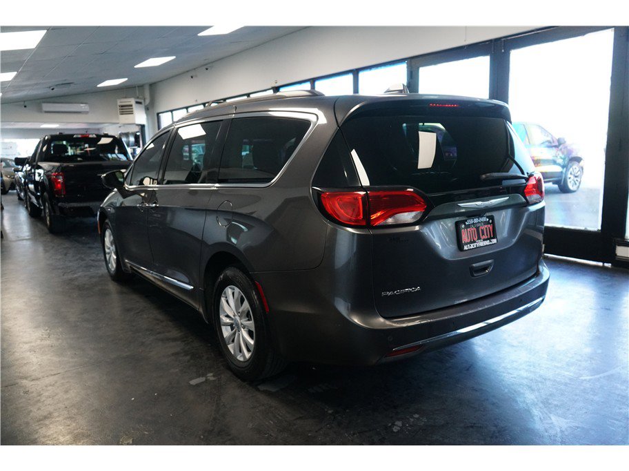 Used 2017 Chrysler Pacifica Touring-L image 5
