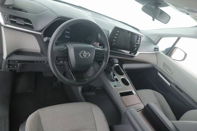 Used 2024 Toyota Sienna LE image 17