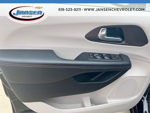 Used 2018 Chrysler Pacifica Touring-L Plus FWD image 21