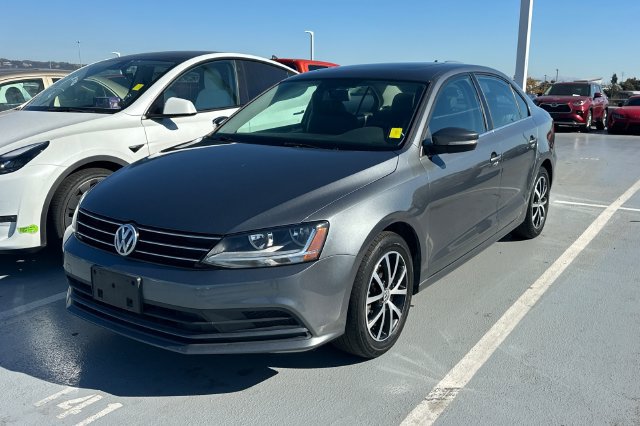 Used 2017 Volkswagen Jetta SE FWD image 2