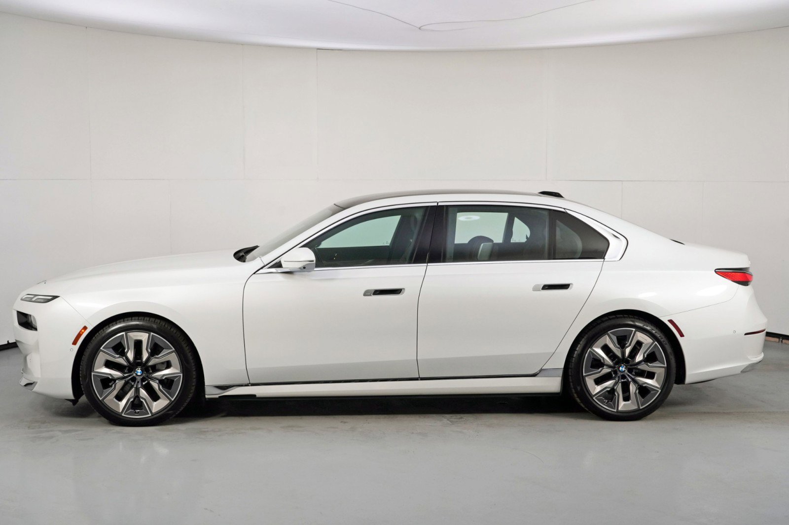 Used 2023 BMW i7 xDrive60 AWD/4WD image 57