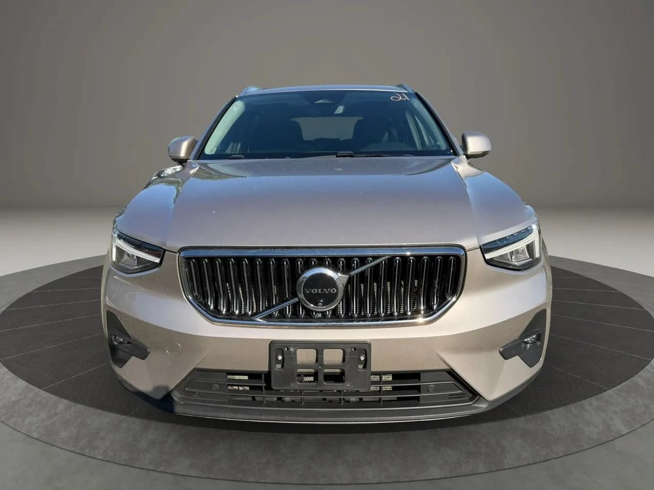 Used 2024 Volvo XC40 B5 Plus AWD/4WD image 2