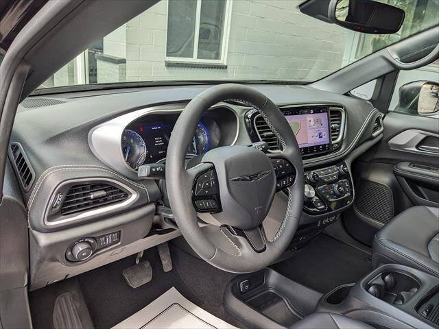 Used 2023 Chrysler Pacifica Touring-L w/ Uconnect Theater Family Group AWD/4WD image 9