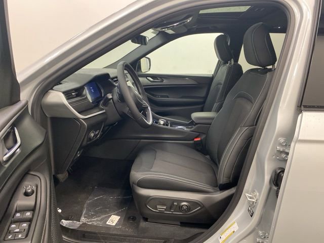 Used 2025 Jeep Grand Cherokee Laredo X w/ Luxury Tech Group I image 8