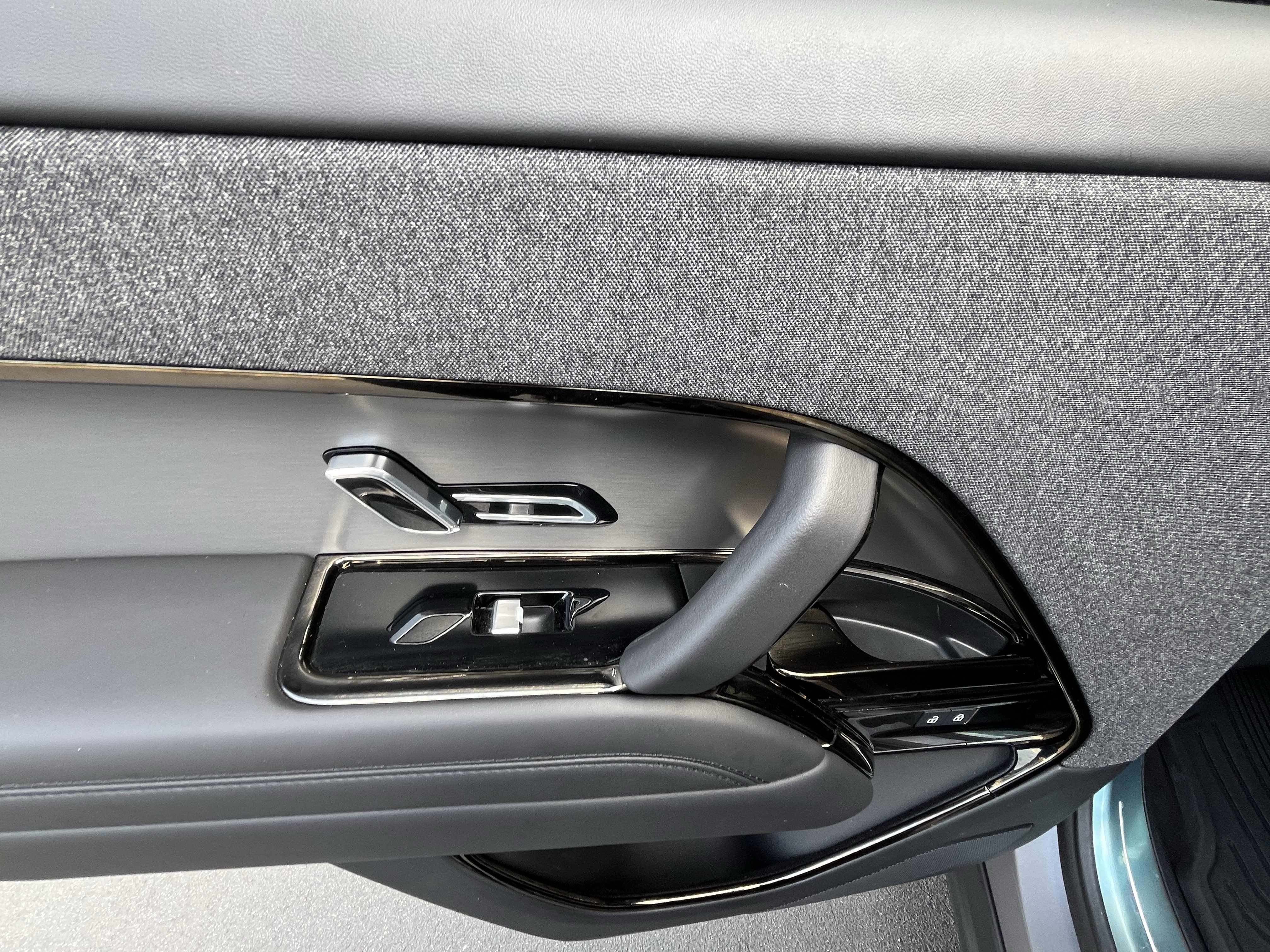 Certified 2025 Land Rover Range Rover Sport SE AWD/4WD image 28