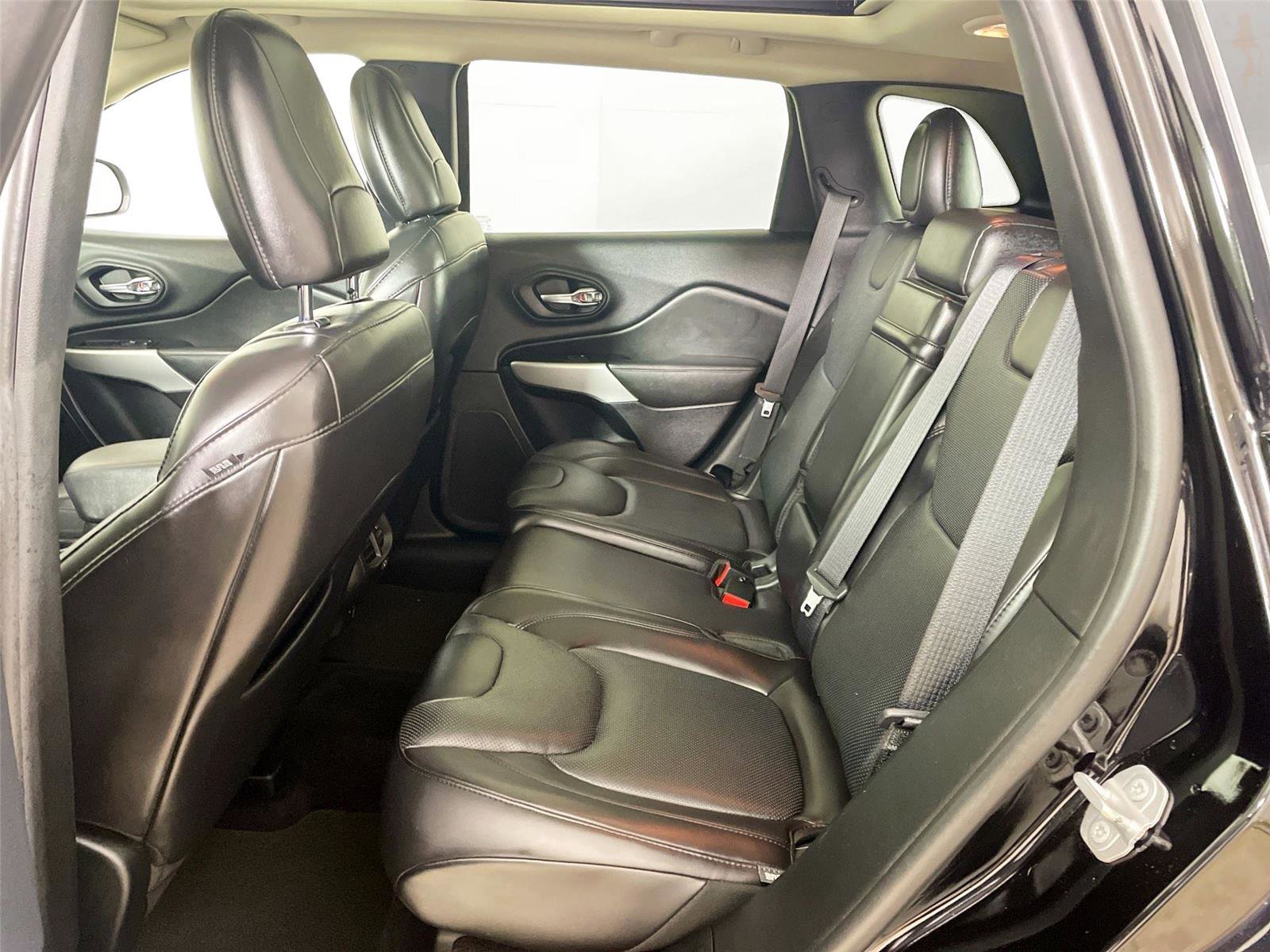 Used 2017 Jeep Cherokee Overland w/ Technology Group image 11