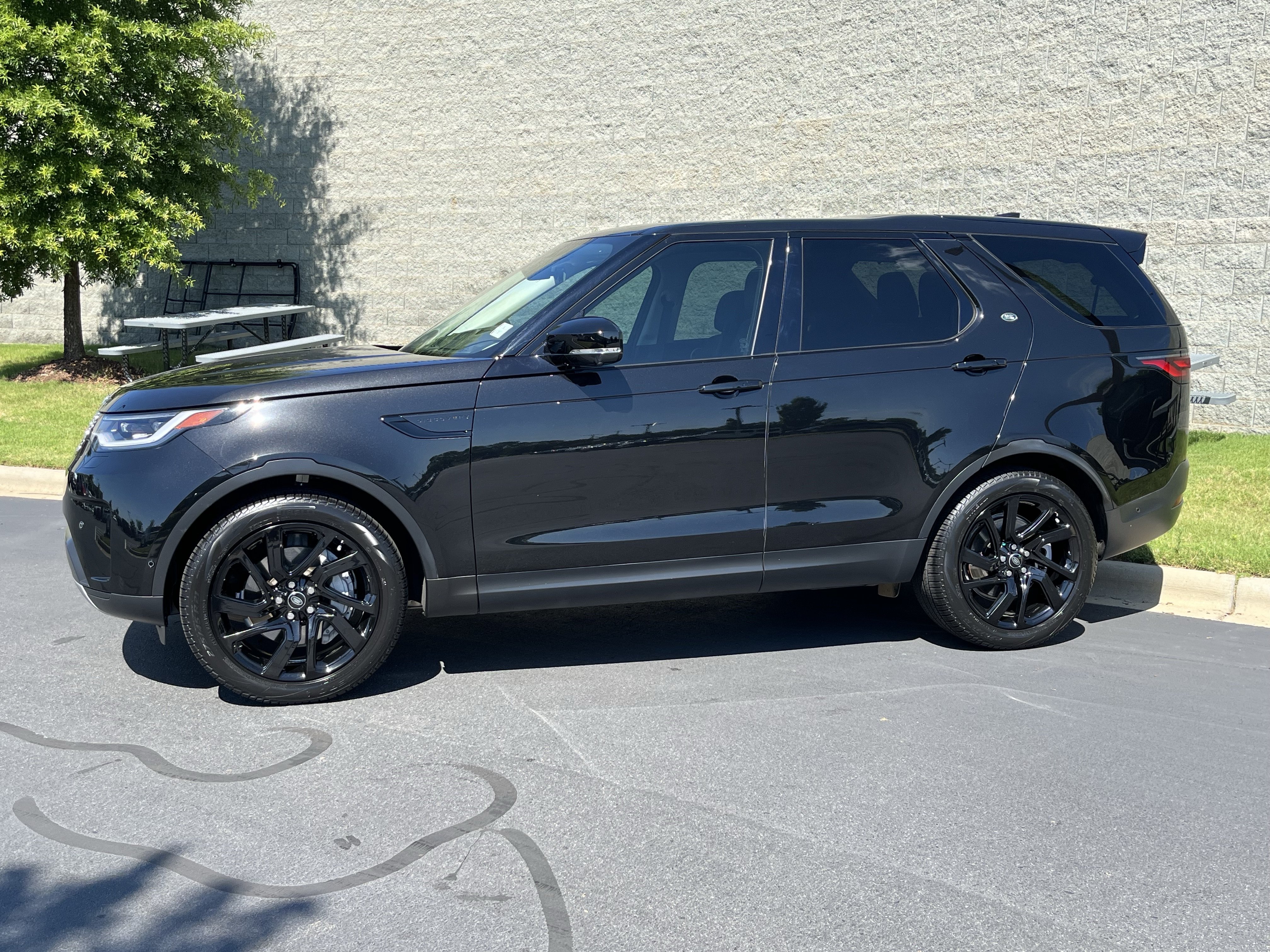 Certified 2024 Land Rover Discovery S AWD/4WD image 4