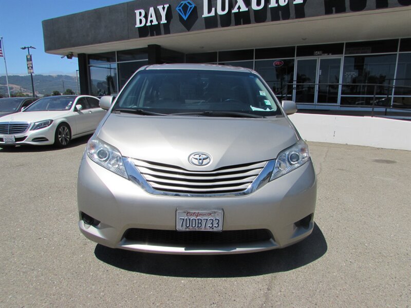 Used 2017 Toyota Sienna LE FWD image 2