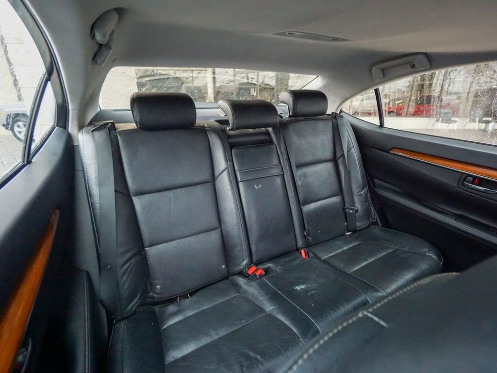 Used 2014 Lexus ES 300h w/ Luxury Package w/Bamboo Trim image 33