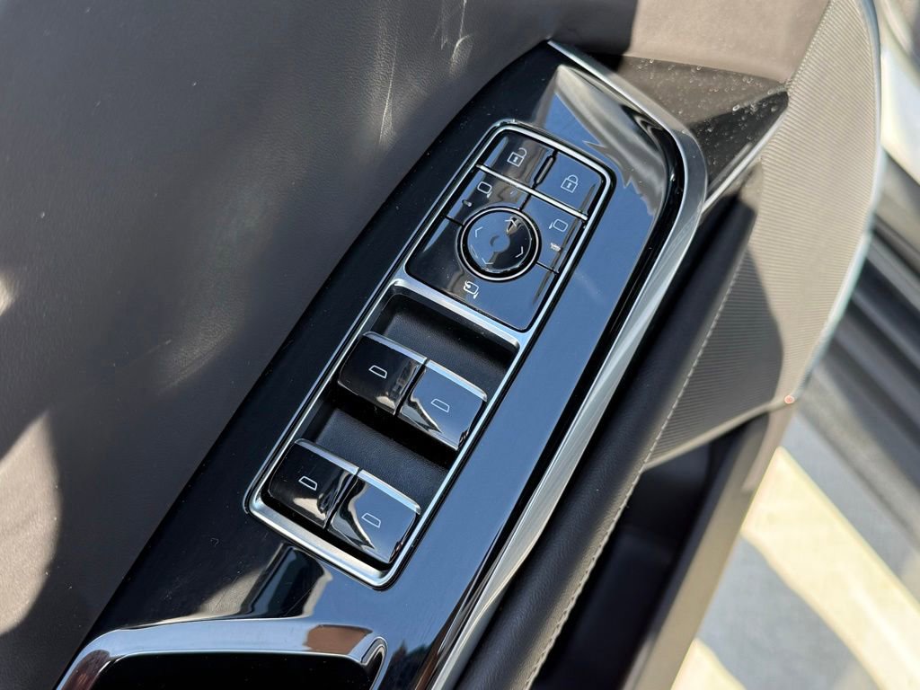 Used 2025 Cadillac Escalade Sport Platinum w/ LPO, ONYX Package AWD/4WD image 14