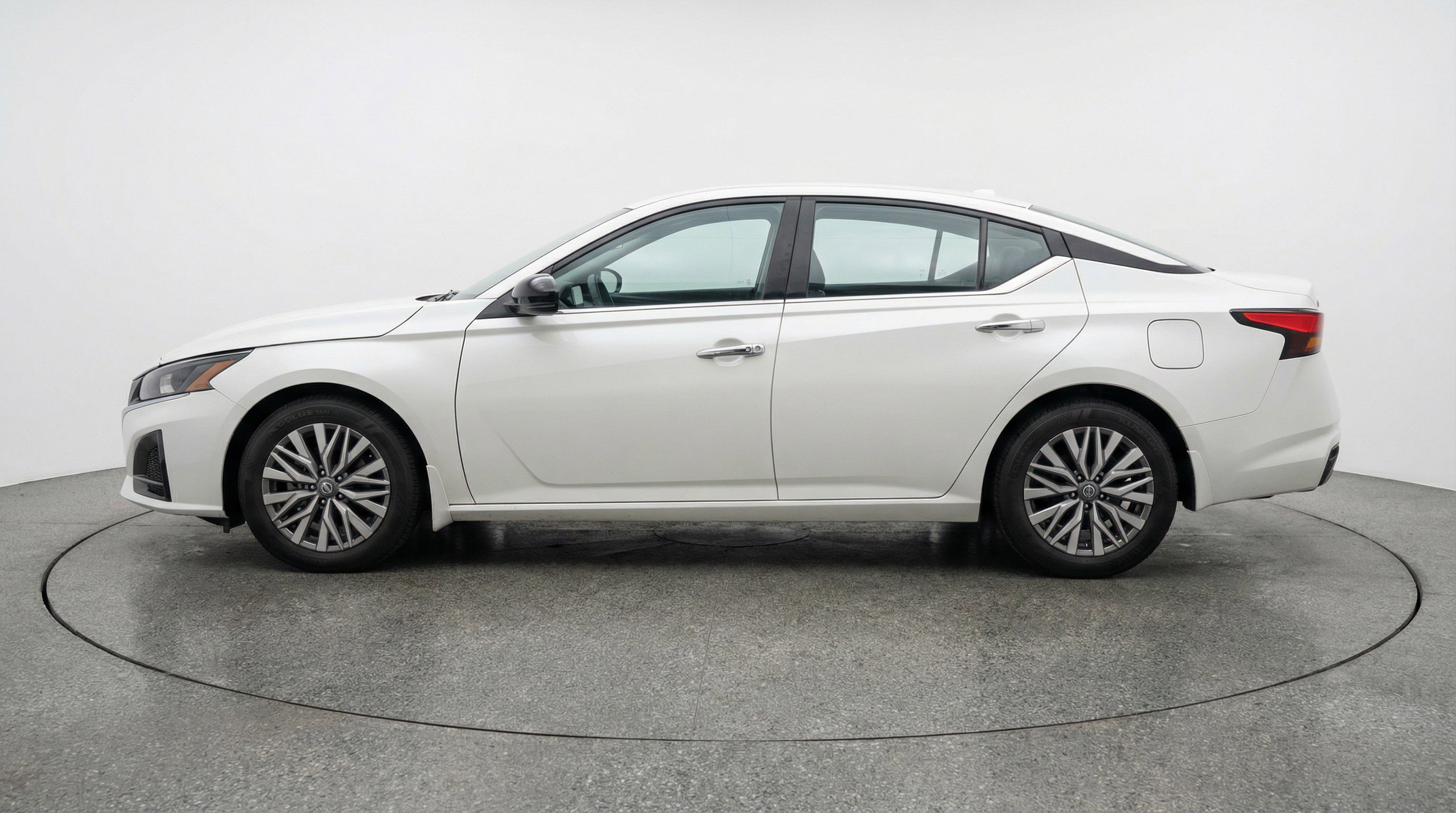 Used 2025 Nissan Altima 2.5 SV image 5