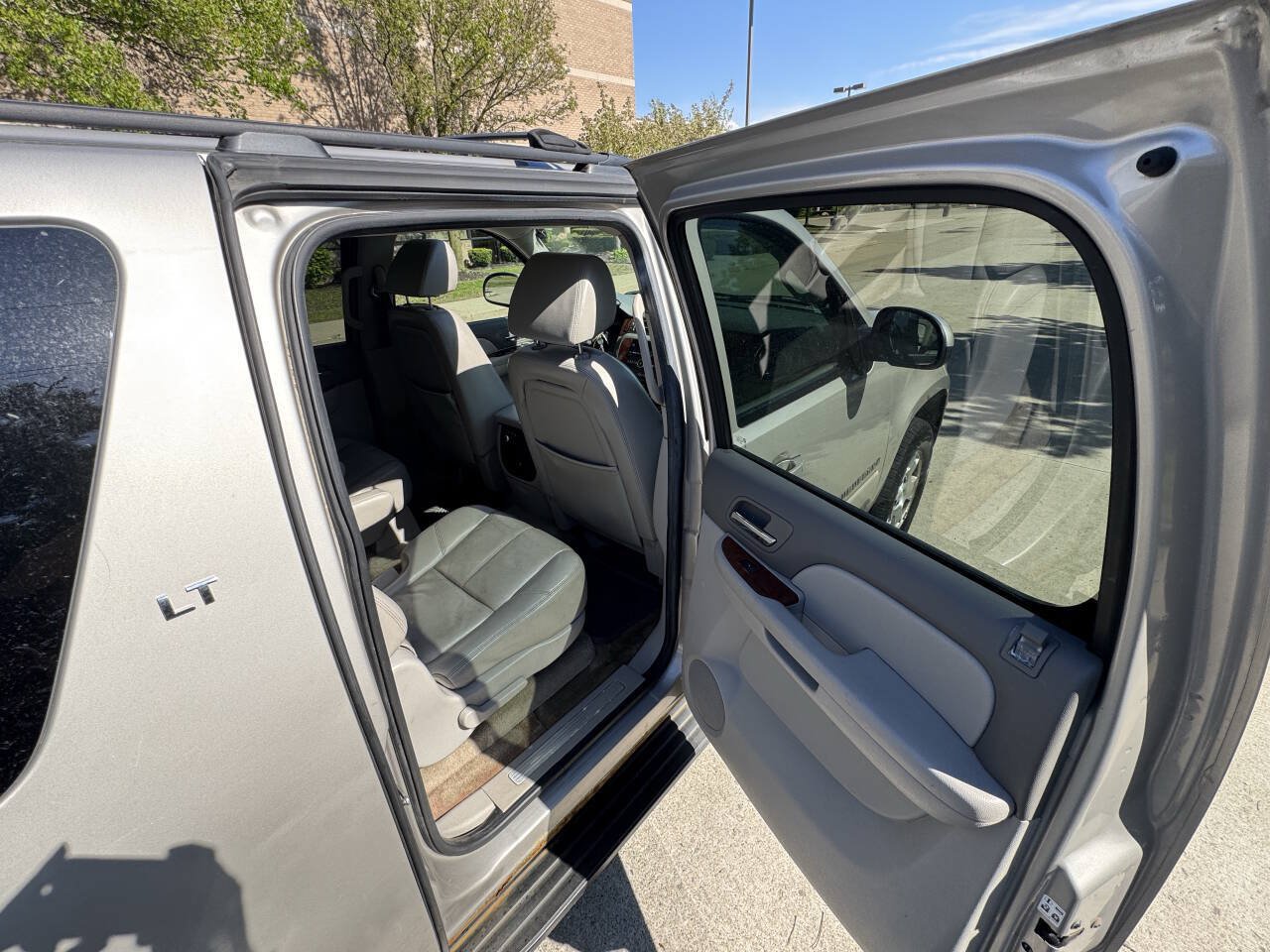 Used 2007 Chevrolet Suburban LT w/ LT Preferred Equipment Group AWD/4WD image 18