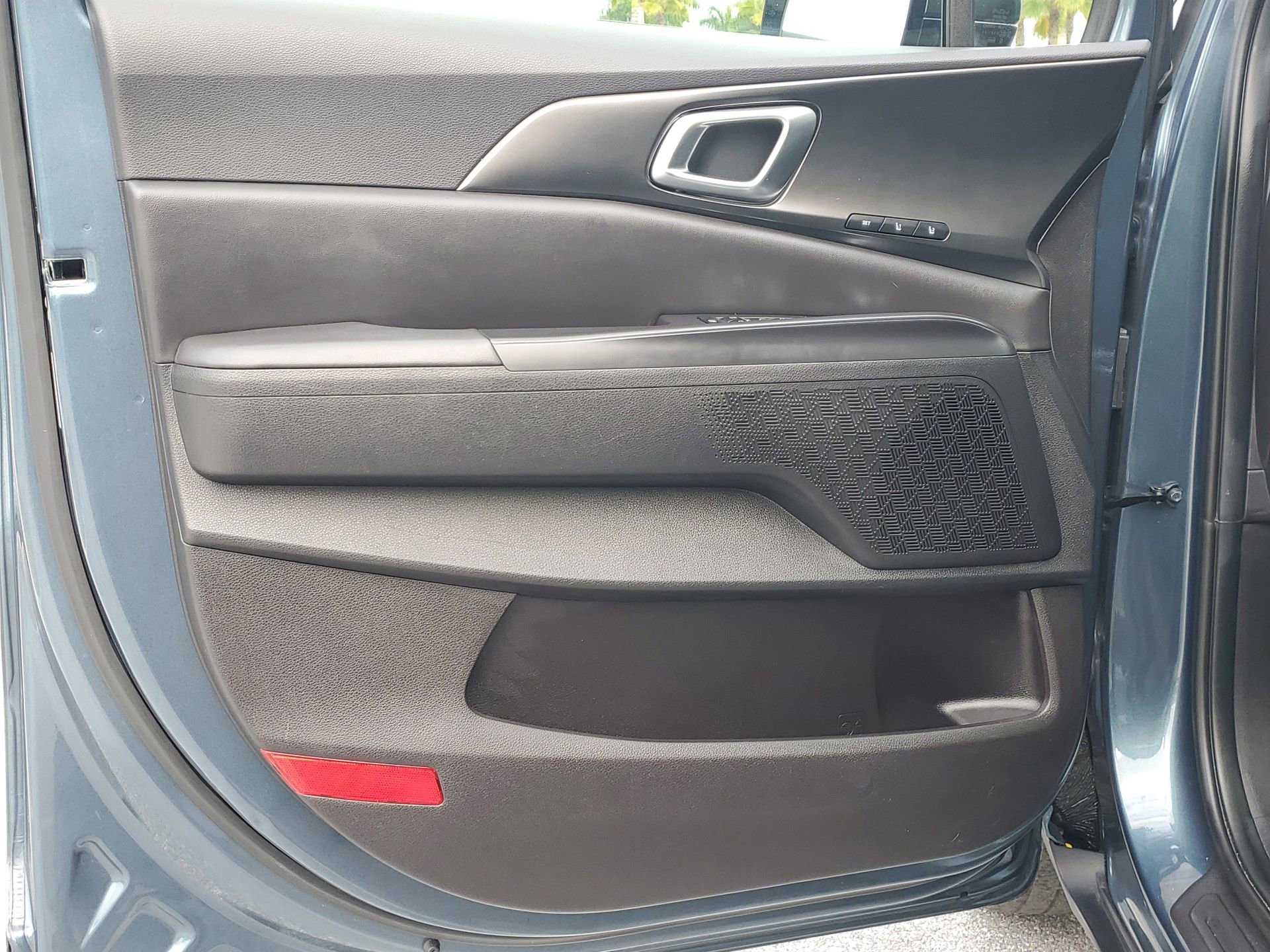 Used 2025 Kia Carnival SX w/ SX Dark Edition Package image 21