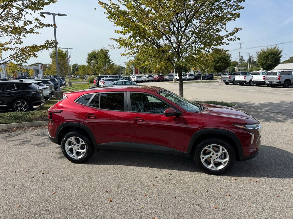 Used 2025 Chevrolet Trax LS w/ LS Convenience Package image 4