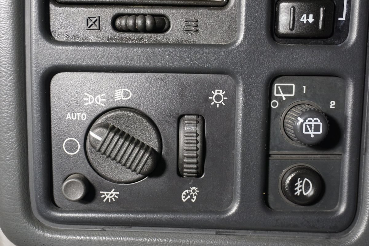 Used 2006 GMC Yukon XL SLT w/ SLT Preferred Equipment Group AWD/4WD image 13