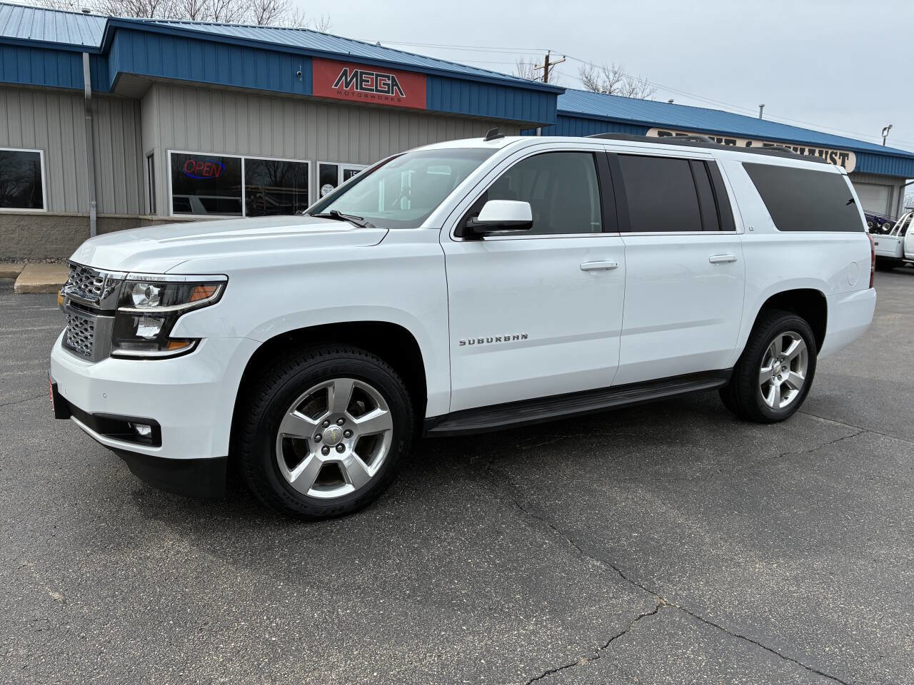 Used 2015 Chevrolet Suburban LT w/ Luxury Package AWD/4WD image 44