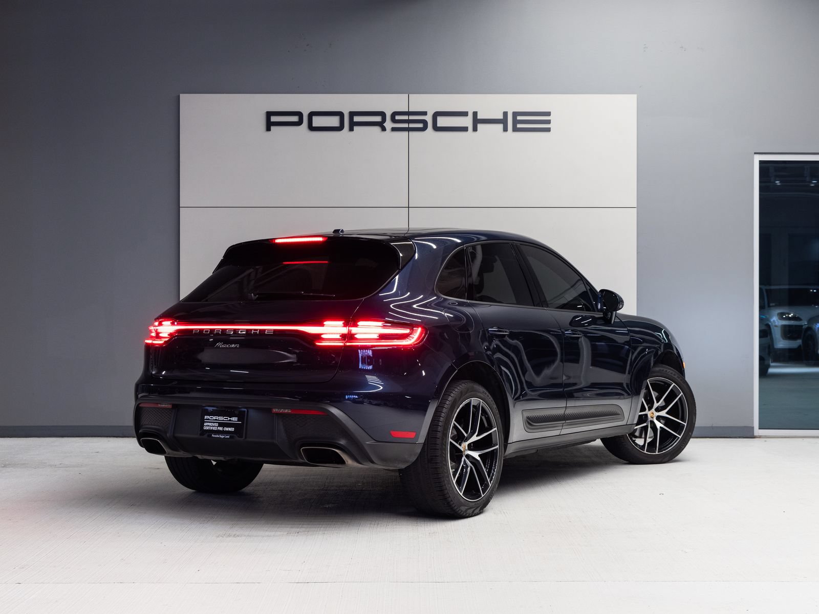 Certified 2023 Porsche Macan AWD/4WD image 7