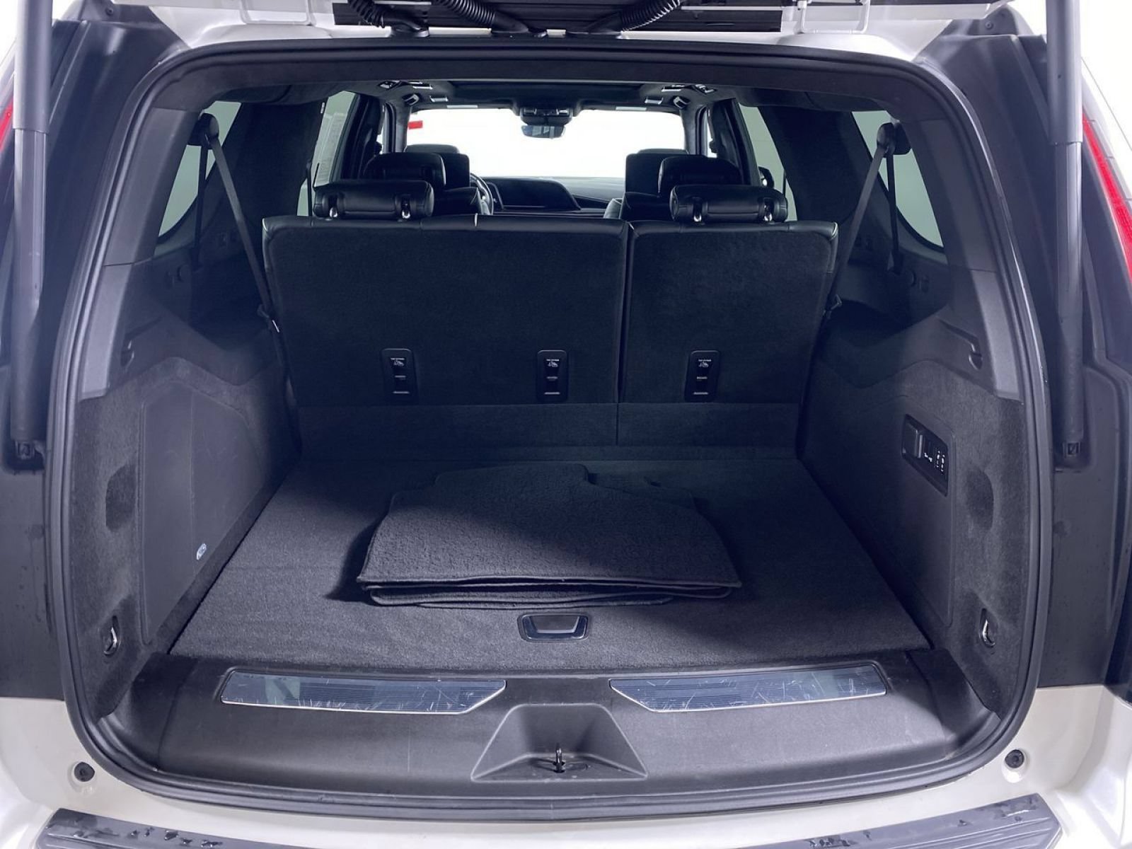 Certified 2023 Cadillac Escalade ESV V AWD/4WD image 16