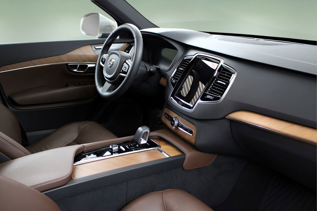 Used 2023 Volvo XC90 B5 Plus w/ Protection Package Premier image 24