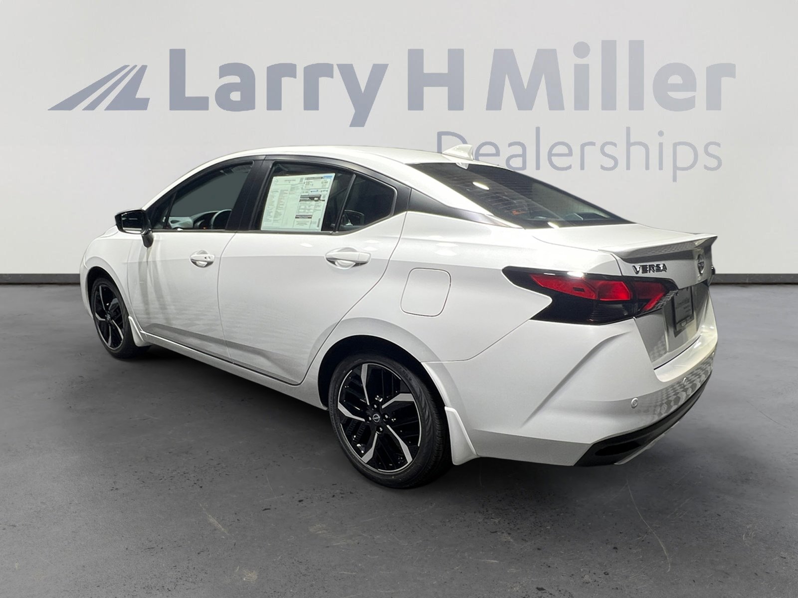 New 2025 Nissan Versa SR w/ Trunk Package image 3