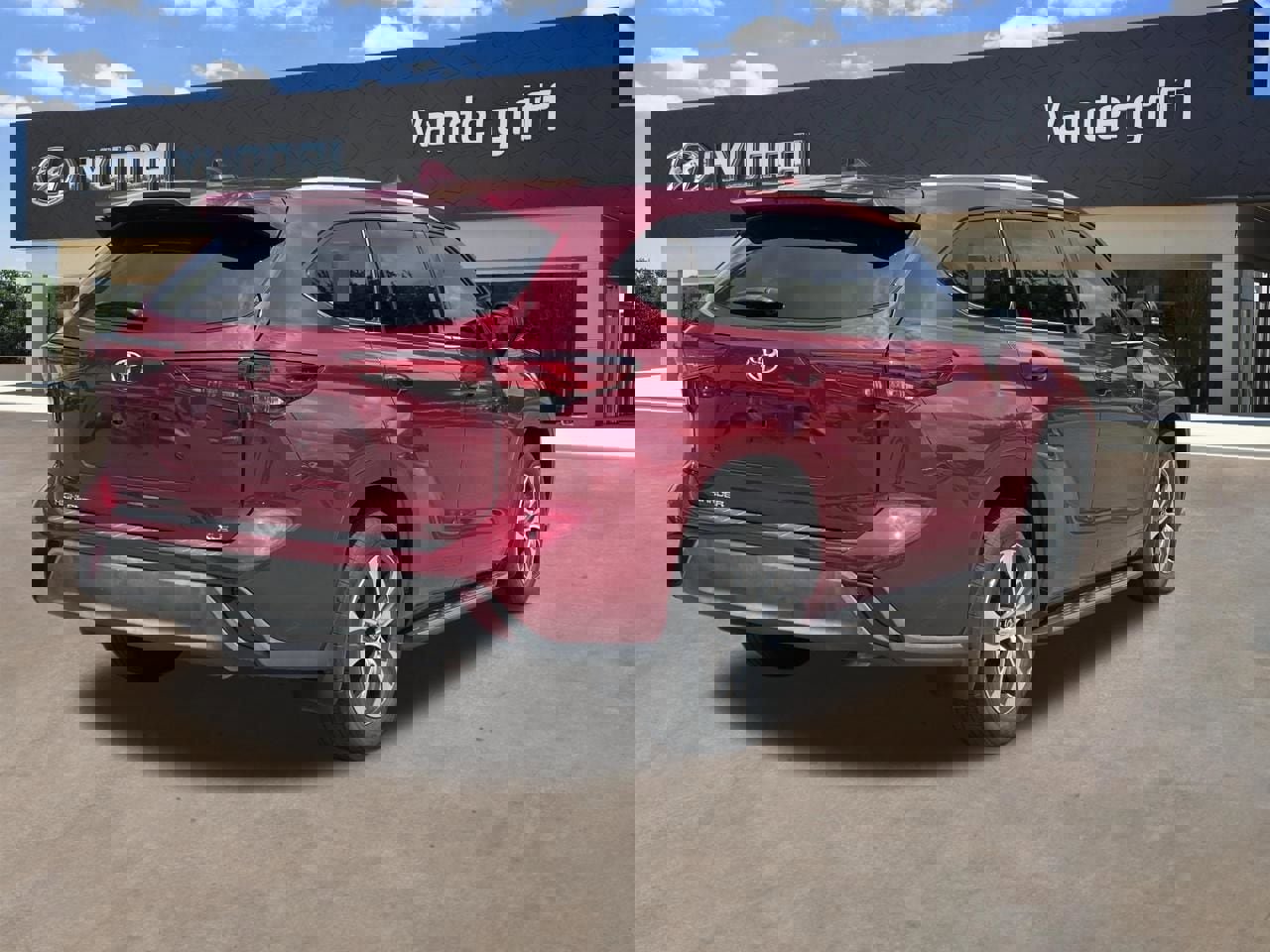 Used 2022 Toyota Highlander XLE image 12